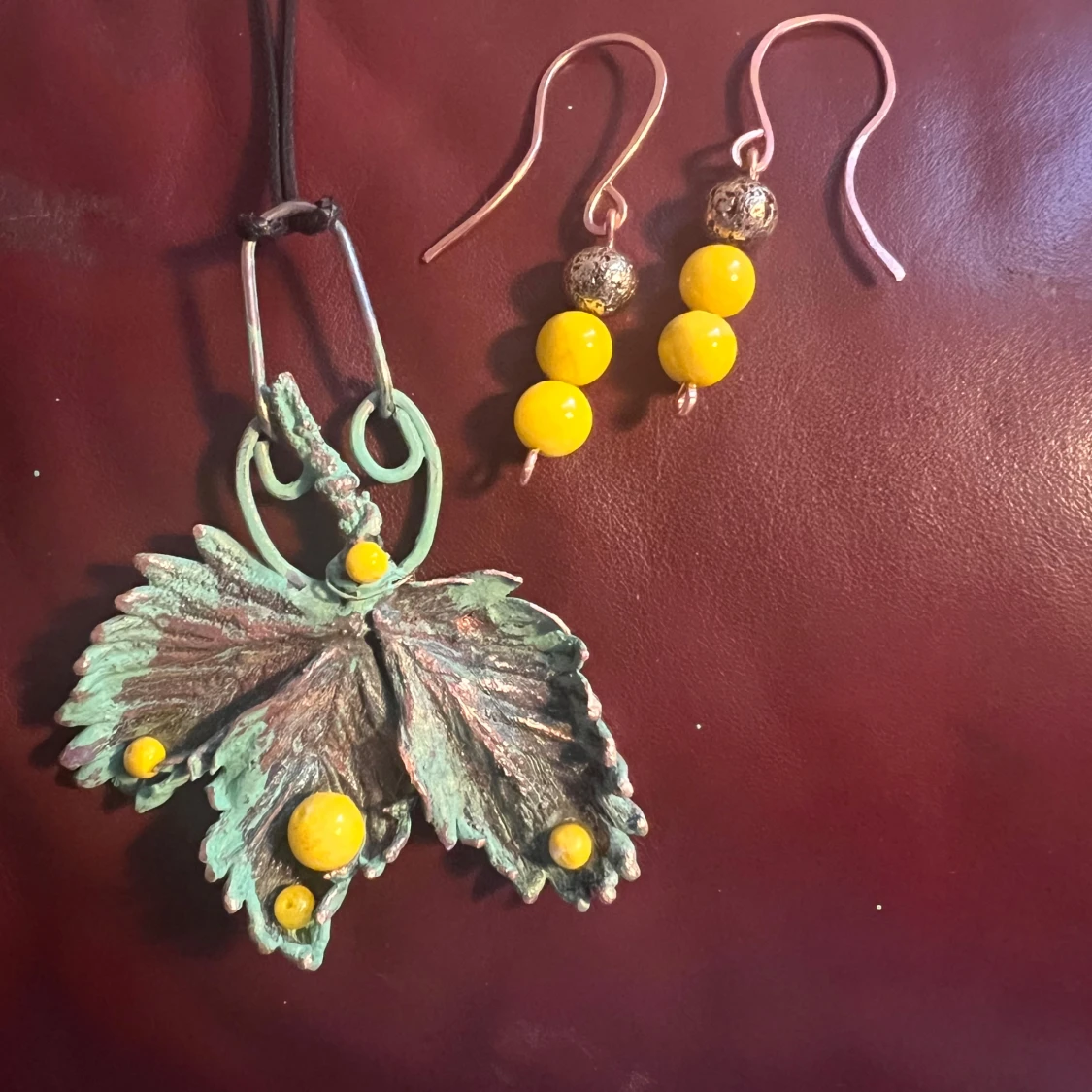 Set med örhängen och halsband med lövmotiv och gula pärlor - 1