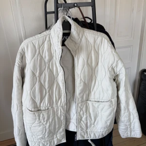 Zara jacka - Säljer denna populära jackan från zara SÅ SNYGG men använder den inte då den inte är just min stil nu mera. Jag är 178 för referens😊