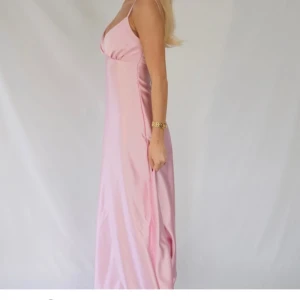 Rosa balklänninge - Säljer en balklänning från bystina, endast använd en gång! ❤️ursprungspris är 1500kr 💕