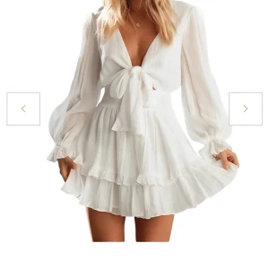 Vit klänning - Fin vit klänning från Dressy som man kan ha till studenten eller sommaren. Oanvänd💕Storlek M, skriv för egna bilder