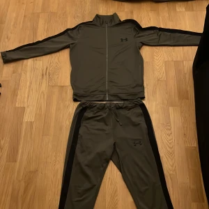 Under armour tracksuit  - Fin mörkgrön tracksuit från under armour. Storlek M, hör av er vid funderingar eller fler bilder.