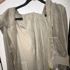 Juicy couture set - Säljer ett grönt set från Juicy Couture med huva och guldfärgade dragkedjor. Byxor strl XS och tröjan S.