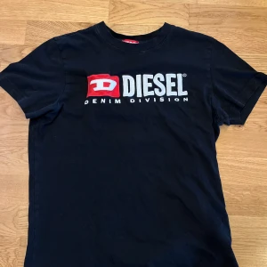 Diesel - Svart t-shirt från Diesel med stort broderat logotyp-tryck på bröstet i vitt och rött. Hör av dig vid frågor.