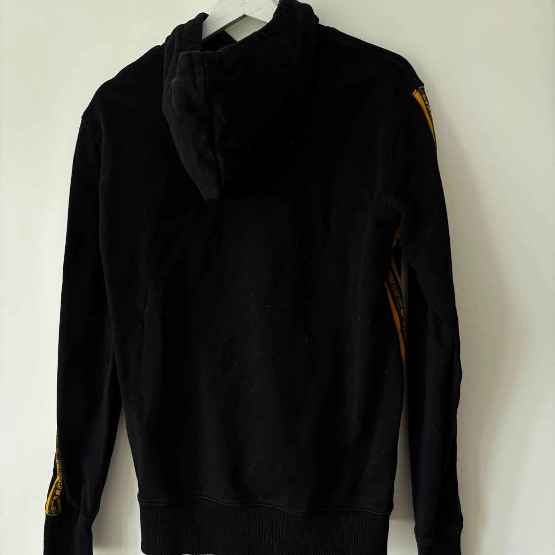 Svart hoodie från G-Star RAW med gula detaljer - 2