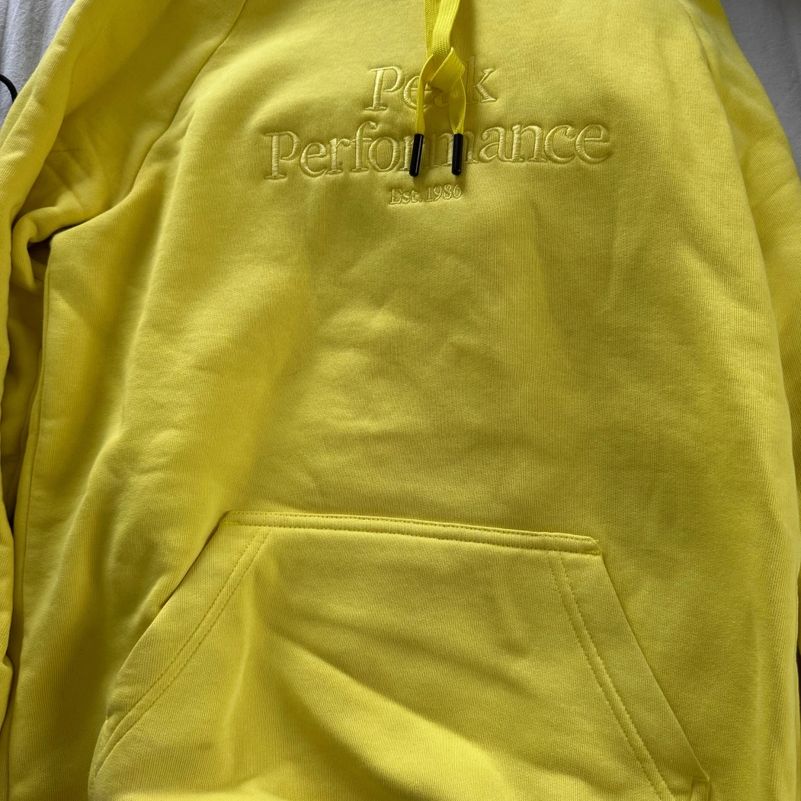 Gul hoodie från Peak Performance