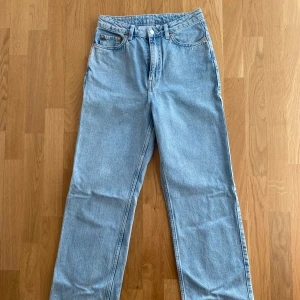 Ljusblå jeans från Weekday - Rowe jeans från Weekday, bara använda två gånger, ser oanvända ut. True to size!