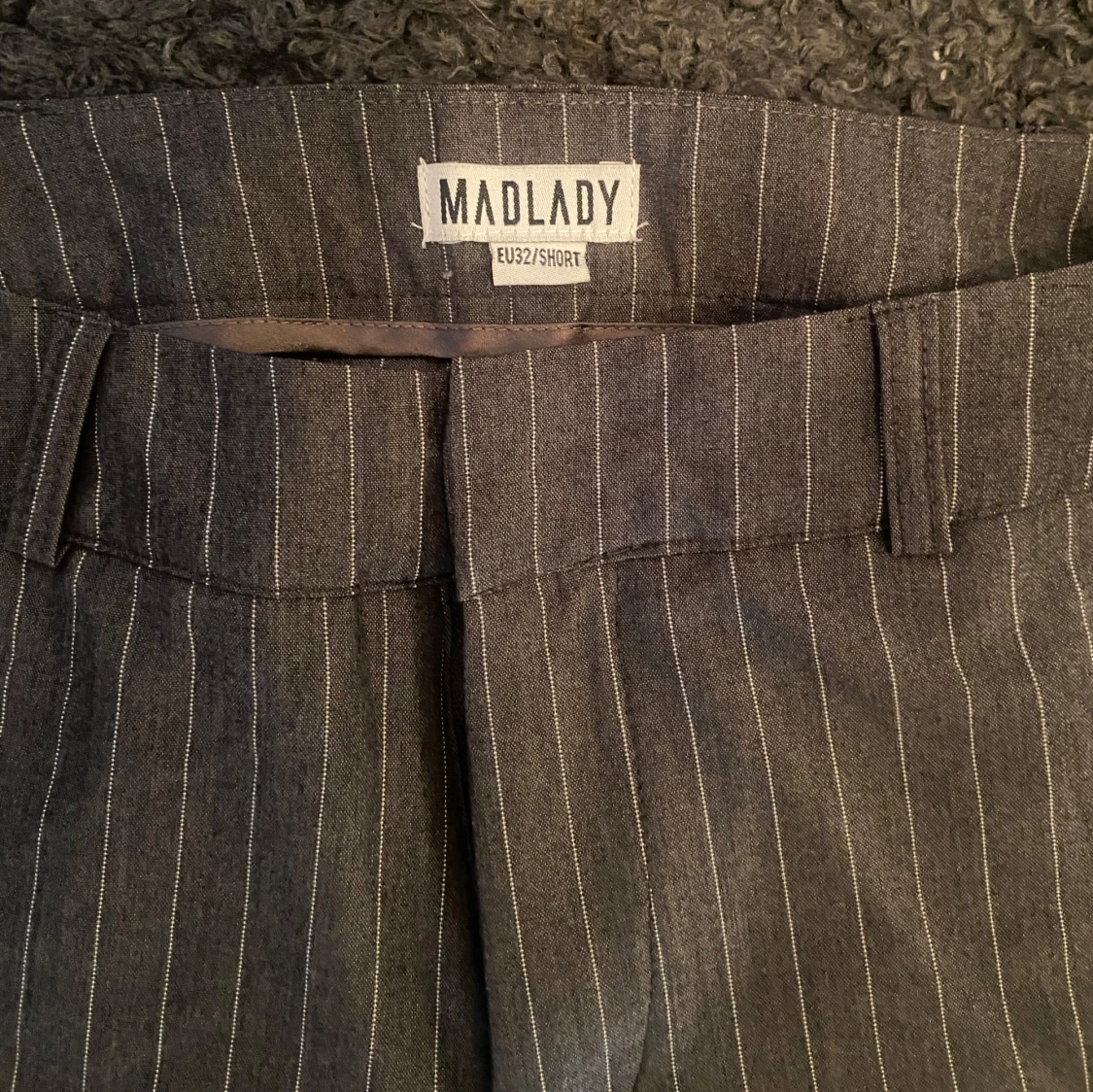 Grå kostymbyxor med vita ränder från Madlady - 2