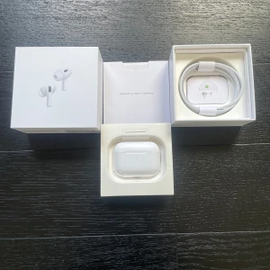 Hörlurar gen PRO 2 - Helt nya. Endast uppbrutet förpackning. Alla original tillbehör medföljer. Fraktar samma dag som köp sker