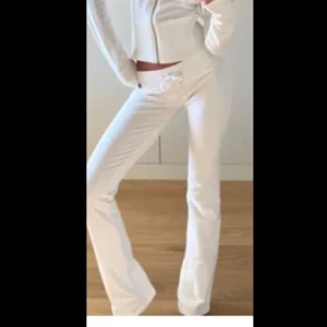 Cozy chill pants Nelly  - Säljer dessa lågmidjade mjukis från Nelly som ej finns på hemsidan längre i vit. Vita och storlek L. Själva modellen är liten i storlek så den passar en person som är M i vanliga fall. Nypris 300. Typ aldrig använda 