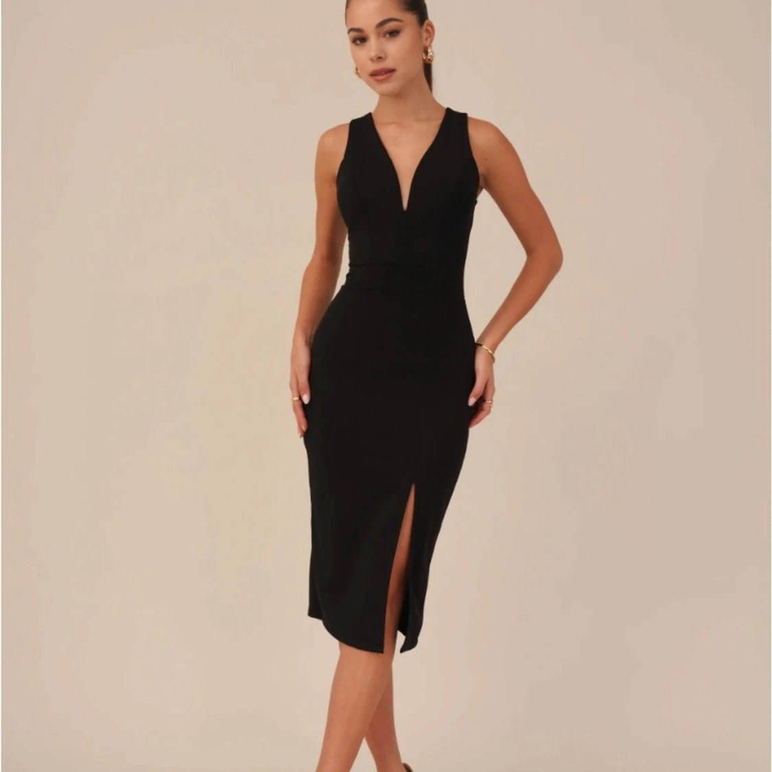 Svart midiklänning med slits - 4