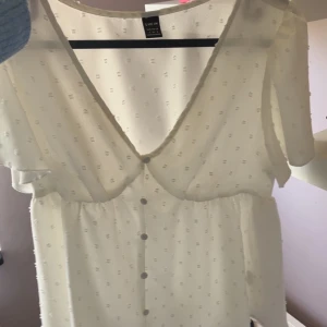 Vit blus  - Säljer en vit blus från SHEIN. Har använts ungefär 2 gånger. Storlek S och säljs för 50 men pris kan diskuteras. Skriv vid mer frågor 