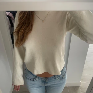 Tröja  - Kräm vit/ beige tröja från mango storlek S.