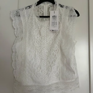 Vit spetsblus från ONLY - Säljer en vit ärmlös blus från ONLY, aldrig andvänd med lapp kvar❤️