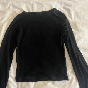 Svart långärmad tröja från XOXO friends - En enkel svart långärmad tröja från XOXO friends i mjuk bomull. Tröjan har rund halsringning och en rak passform, perfekt att styla till olika outfits. Aldrig använd och inga fläckar eller hål❣️ 