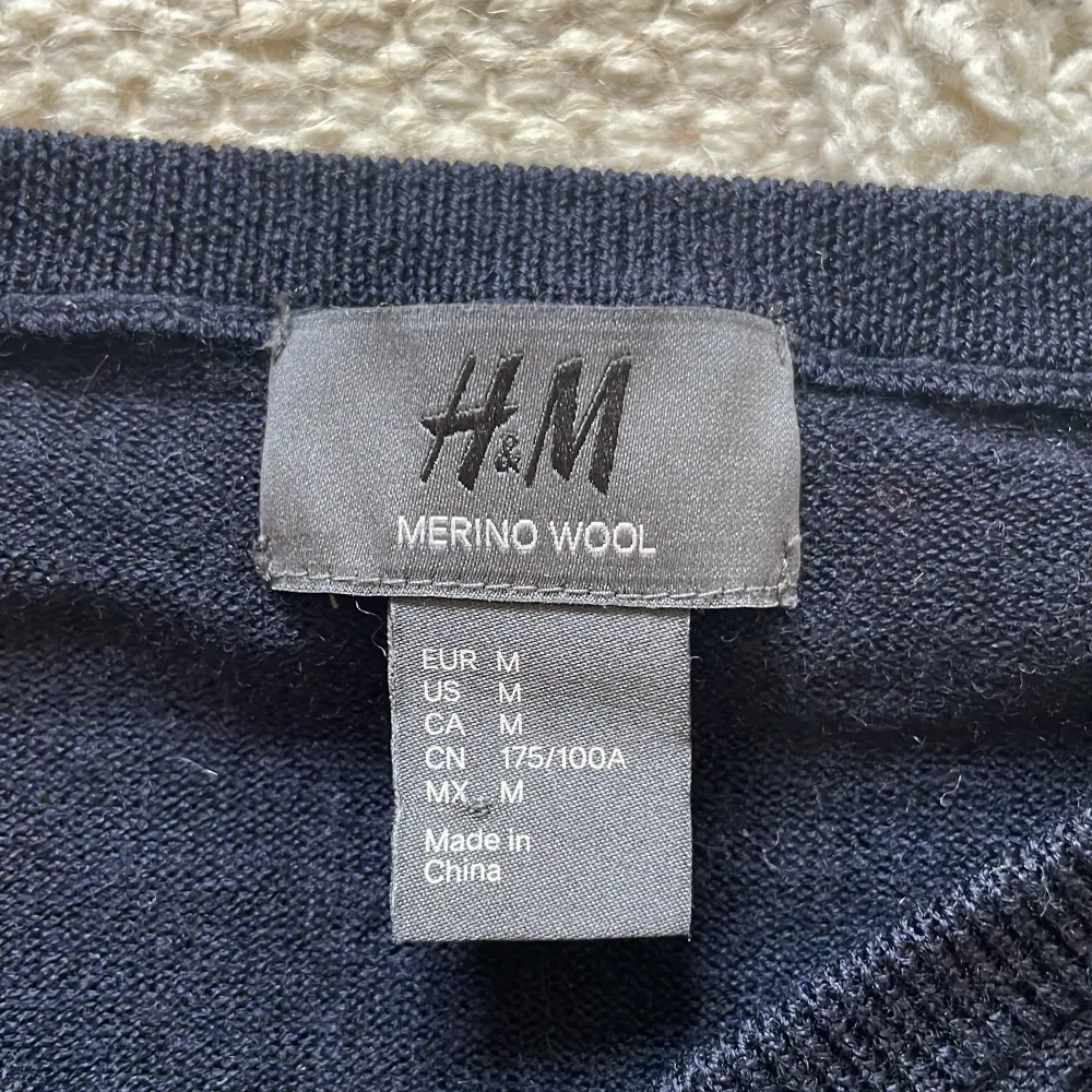 Säljer en marinblå långärmad tröja från H&M i mjuk merinoull. Tröjan har v-ringad hals och klassisk passform, perfekt till jeans eller chinos. Enkel och stilren design med lite mönster vid armarna.pris kan diskuteras och om du har några frågor är det bara att skriva!. Neuletakit & Villapaidat.