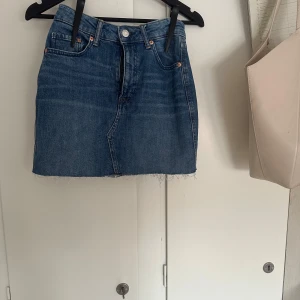  Jeanskjol från H&M - Säljer en jeanskjol från H&M i storlek 36. Jätte fint skick, den har innan varit ett par lite större jeans shorts men har klippt till en kjol, man kan även klippa den lite kortare om man hällre vill ha de! Skriv vid fundering eller intresse!❤️