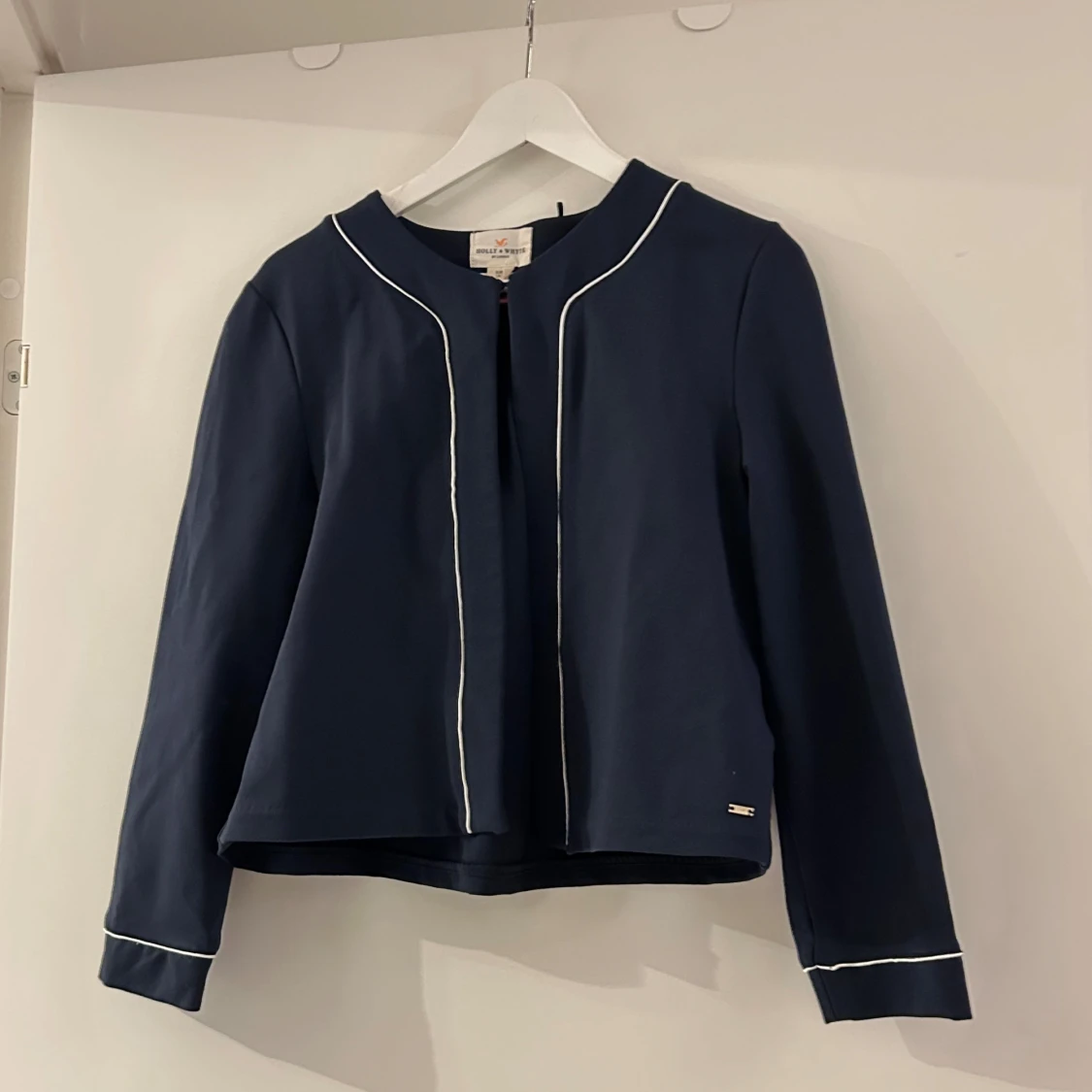 Kofta med vita detaljer