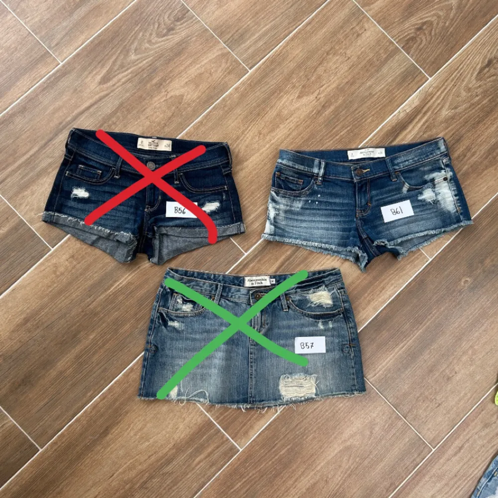 Har nu fått in lågmidjade jeansshorts! Priser varierar från 360-660kr. Reservation (3 dagar) kostar 50kr/plagg - denna summa betalas inte tillbaka vid ånger. Storlekar är från W25 - M. Många av shortsen är i nytt skick, resten är i mycket bra skick. Kommer att hålla den här annonsen uppdaterad genom att publicera nya shorts eller ta bort vissa som blivit sålda. Alla shorts har egna annonser med gratis frakt. Spara gärna annonsen! 💓 Uppdateringar: B55 + B57 reserverade tom 20/4. B56+B46 såld. Shortsit.