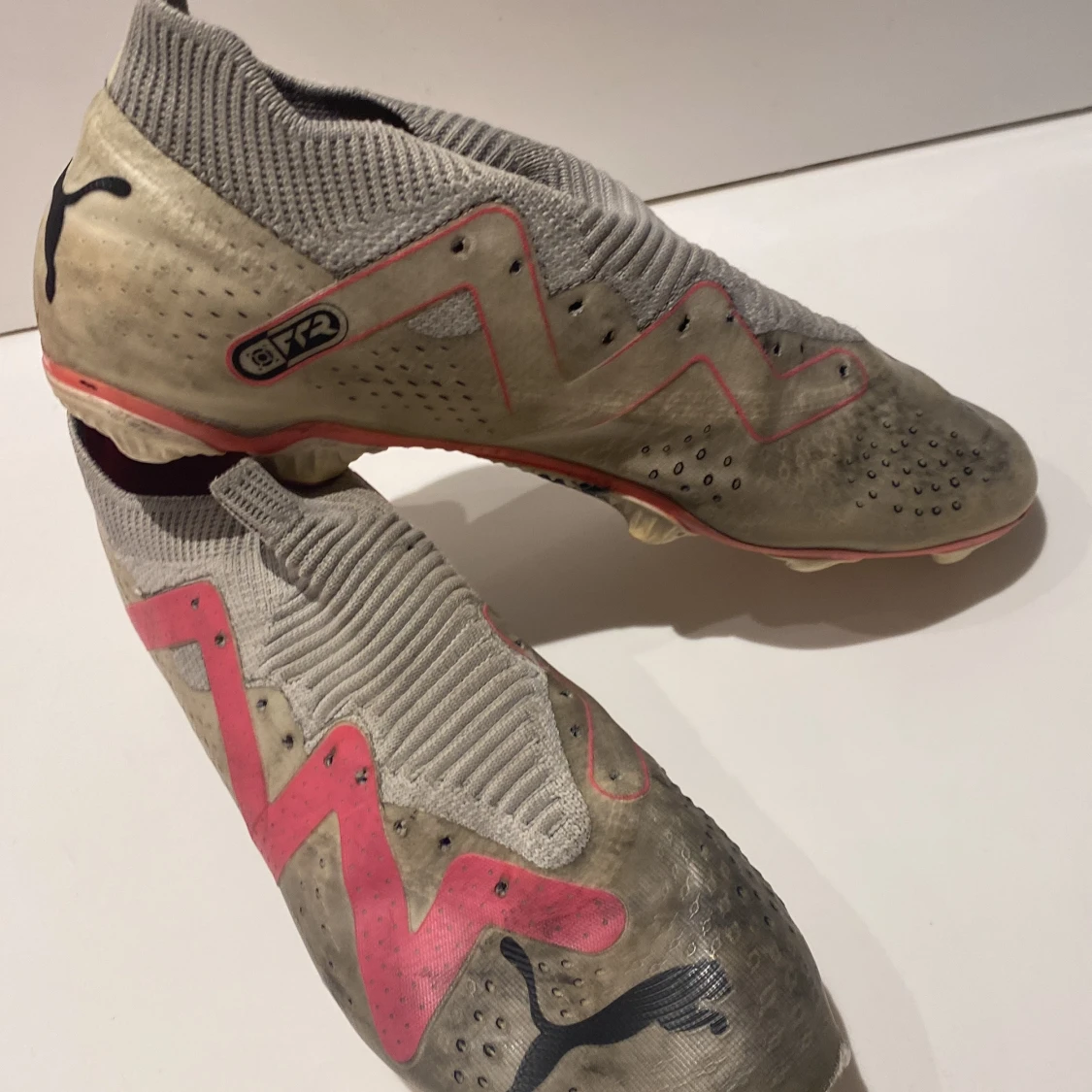 Gråa och röda  fotbollsskor från Puma och Nike  - 3