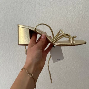 Klackskor  - Helt nya klackar från Mango i strl 41 med prislappen kvar. Perfekt till balen eller bara till sommaren. Nypris 600kr, och säljer för 350kr eller bud💕