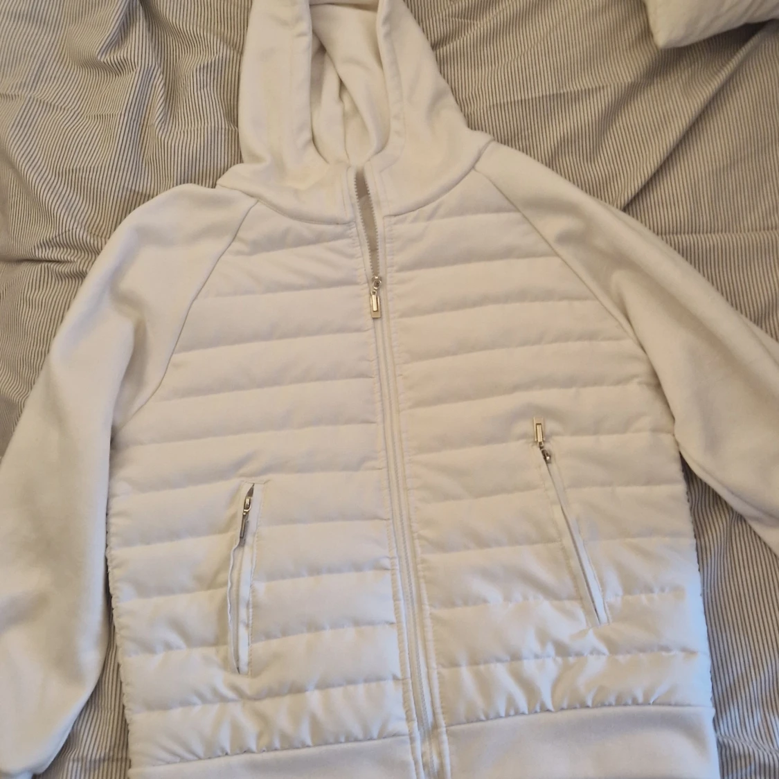 Vit quiltad hoodie med dragkedja