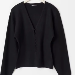 Svart kofta med v-ringning och knappar - Säljer en svart kofta från Gina Tricot n med v-ringad hals och knappar framtill. Tröjan har lång ärm och är enkel men stilren, perfekt att matcha med olika outfits.
