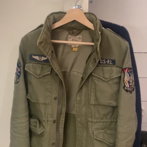 Ralph lauren field jacket  - Ralph Lauren field jacket i mycket bra skick, jackan är i ett mycket bra skick utan defekter. Jackan är i största ungdomsstorleken men passar en XS-S.