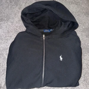 Svart hoodie med dragkedja från Polo Ralph Lauren - Mycket bra skick i storlek S 