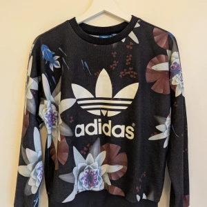 Adidas Originals X Shinpei NaitoSweatshirt, storlek S - Sweatshirt från Adidas med stor vit logga framtill. True to size och ganska tunn. Från rökfritt och djurfritt hem.