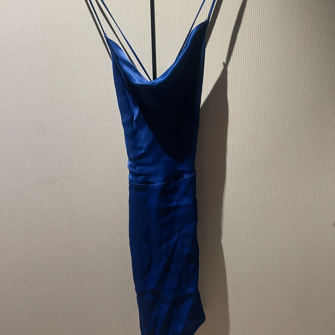 Blå satin klänning med tunna axelband - 3
