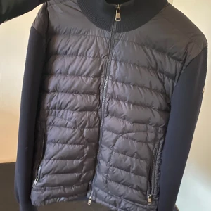 Moncler cardigan - Säljer min moncler cardigan i nyskick, haft på mig den några enstaka gånger annars har den mest hängt i garderoben. Den är storlek XL men sitter som en M pga monclers små storlekar, och självklart är den äkta (köpt på NK i Göteborg). Kan gå ner i pris vid en smidig affär. Har du fler frågor eller vill ha fler bilder tveka inte på o höra av dig!
