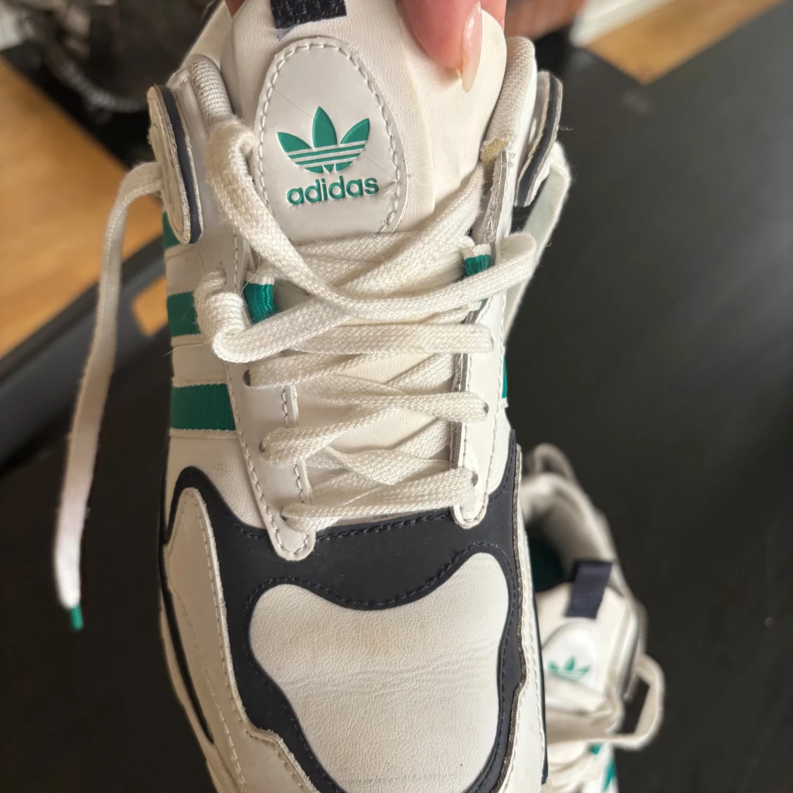 Vita och marinblå sneakers från Adidas - 1