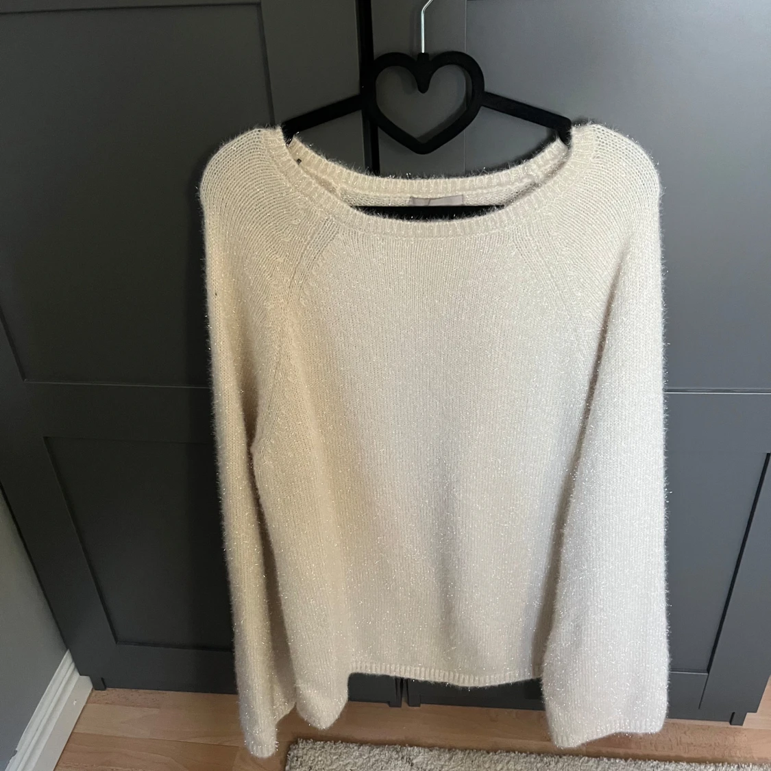 Vit stickad tröja med glittriga detaljer