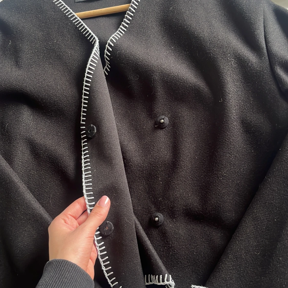 Svart kofta med vita sömmar från Gina Tricot - 2