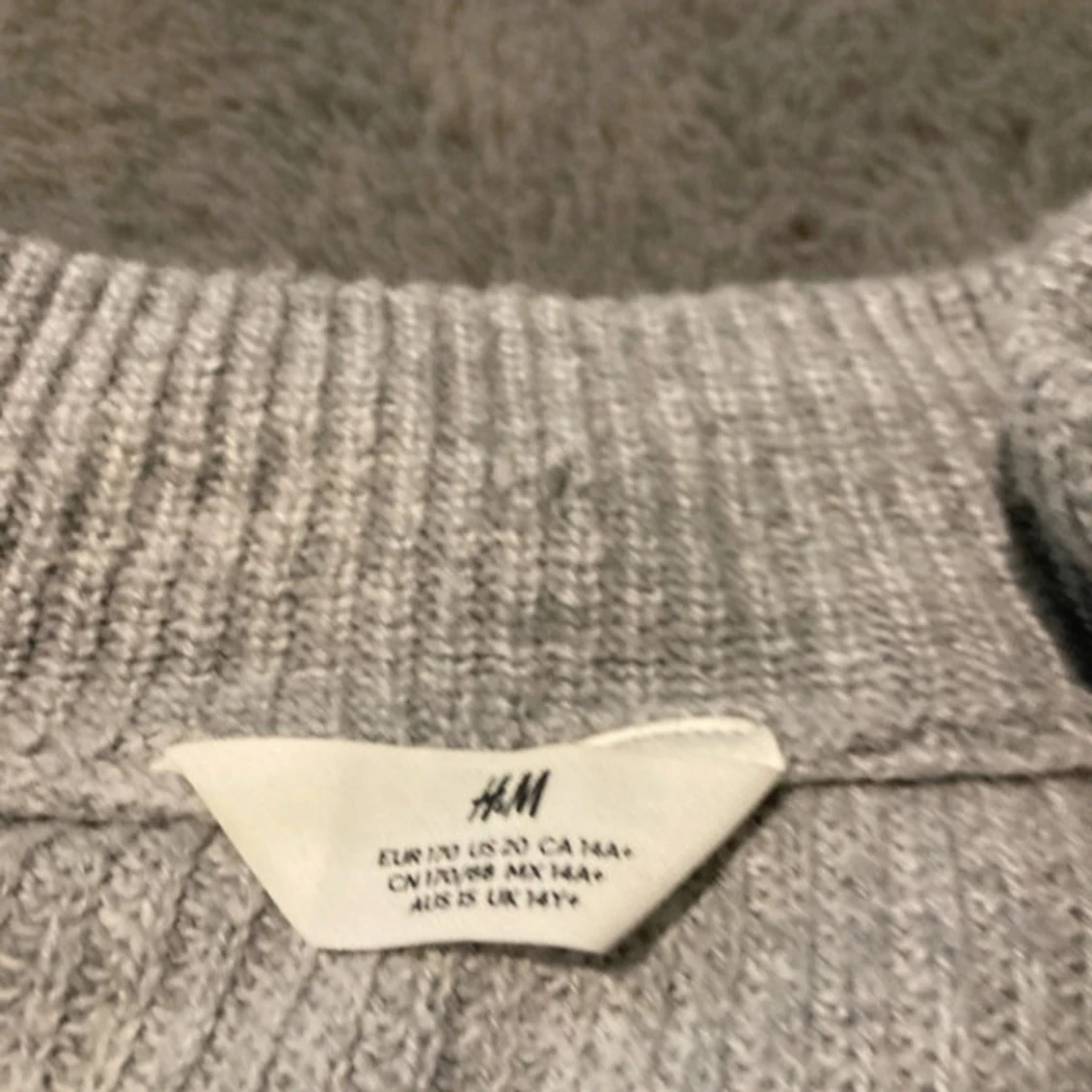 Grå stickad tröja  - 2