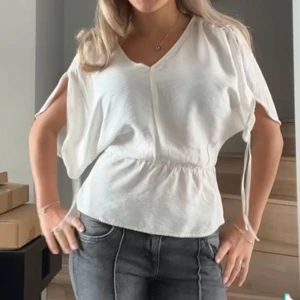 Vit blus H&M - Jättefin och populär sommar blus från H&M!! Nyskick då den endast är använd en gång 🥰 Pris kan diskuteras!