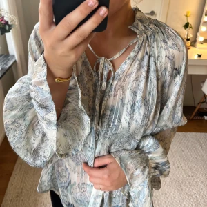 Blus med mönster  - Jätte fin elegant blus köpt förra sommaren. Använd väldigt fåtal gånger o är i fint skick. Från isay 