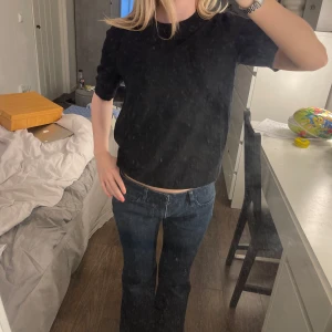 arket tröja - svart tröja från arket, så fint material!! använt 1 gång☺️☺️