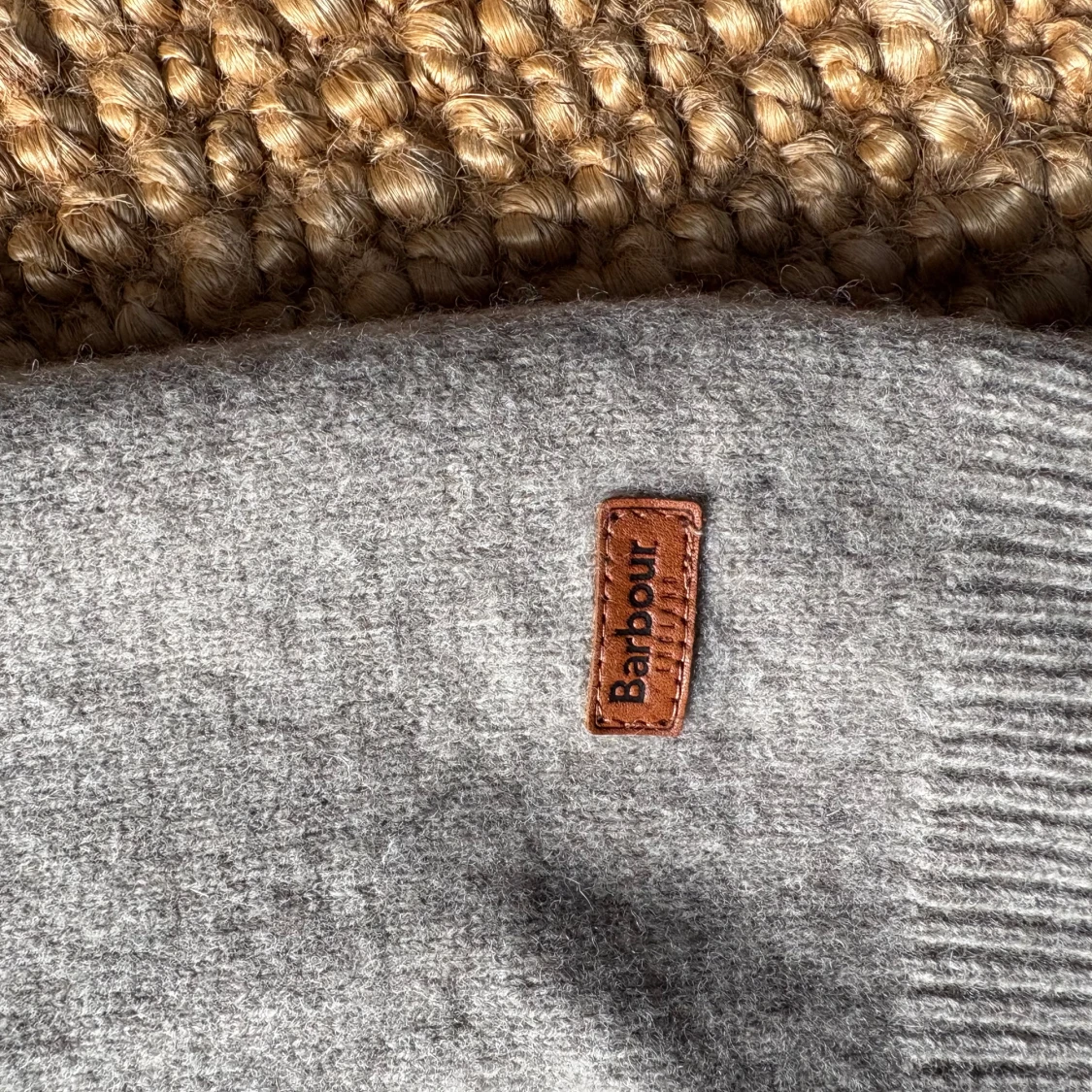 Grå/beige ulltröja från Barbour med mockadetaljer - 3