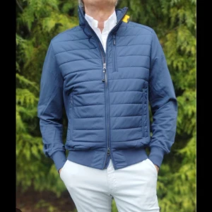 Blå quiltad jacka från Parajumpers - Snygg blå cardigan jacka från parajumper, perfekt nu vid vår eller höst! Jackan är i storlek XL men då dem är små i storlekarna så är det som en L. Killen på bilden är 180. (Nypris 3900)