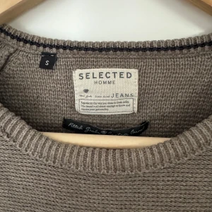 Beige stickad tröja från Selected Homme - Säljer en beige stickad tröja från Selected Homme. Strl s