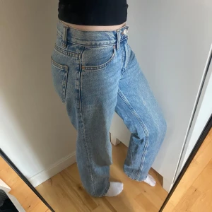Blå raka jeans från gina tricot - Blå jeans med rak ben, lågmidjade, från gina tricot. Bra skick, väldigt sköna. 