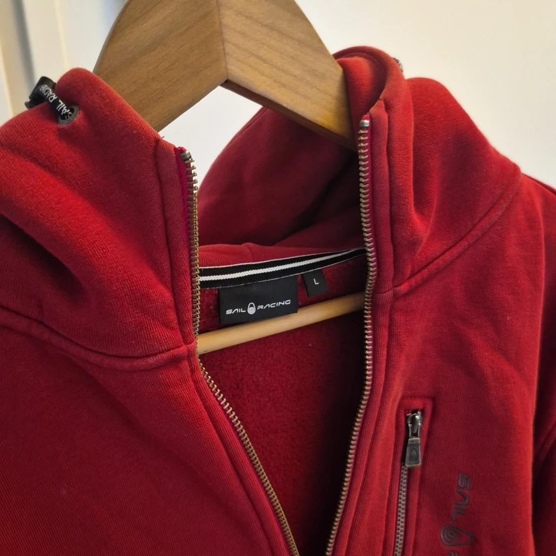 Röd hoodie från Sail Racing som bara har änvänd 7 gånger  - 2