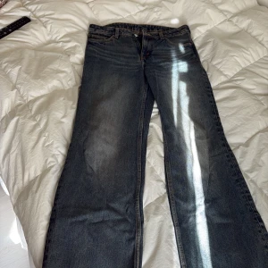 Blåa bootcut jeans från monki - Säljer ett par klassiska blåa jeans från monki, väldigt fina