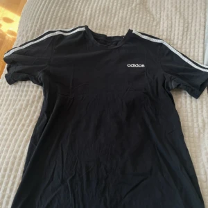 Adidas t shirt  - Lite färg skillnad under armarna, men inget som syns när man har på sig den