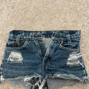 Blå jeansshorts  - Säljer ett par blå jeansshorts från Levi's. De har en supersnygg färg och bra passform, samt perfekta för sommaren!