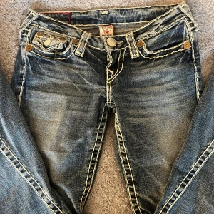 True religion jeans Low waist bootcut  - Säljer mina true religion jeans som är bootcut och Low waist köpta på Plick. Jeansen är lite nertrampade där bak (sista bilden) så säljer dom därför för 700 men pris går att diskutera. Storlek 26 passar xs eller s skulle jag säga. Säljer då dom är för stora