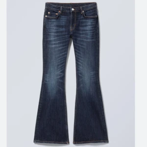 Mörkblå bootcut jeans  - Säljer ett par mörkblå bootcut jeans som jag endast testat. Jeansen har en passform som liknar miss me jeans. Orginal pris på dessa är 600kr. Säljer billigt.