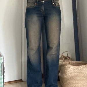 Weekday Low Arrow Jeans🫶 - Weekday arrow jeans i en jätte cool färg. Dom är straighta och har en låg midja. Använda några fåtal gånger men fortfarande bra skick💞 (tvättar innan jag skickar)
