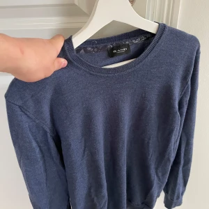 Blå stickad tröja från Sand - En fet blå stickad tröja från Sand med rund halsringning. Basic men skit snygg och sitter skitbra me ett par jeans!